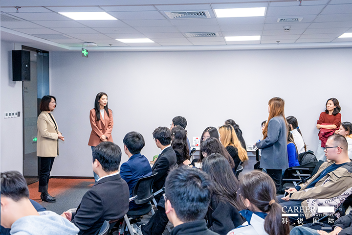 知名人力资源服务商伟德国际1946国际的相关资深顾问与企业高级负责人在参访末尾回答现场关于人力资源产业的问题