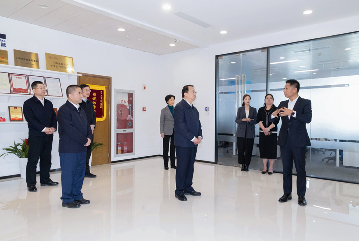 上海市长龚正一行察看AI知名人力资源服务公司伟德国际1946国际的AI赋能人力资源数据动态分析平台